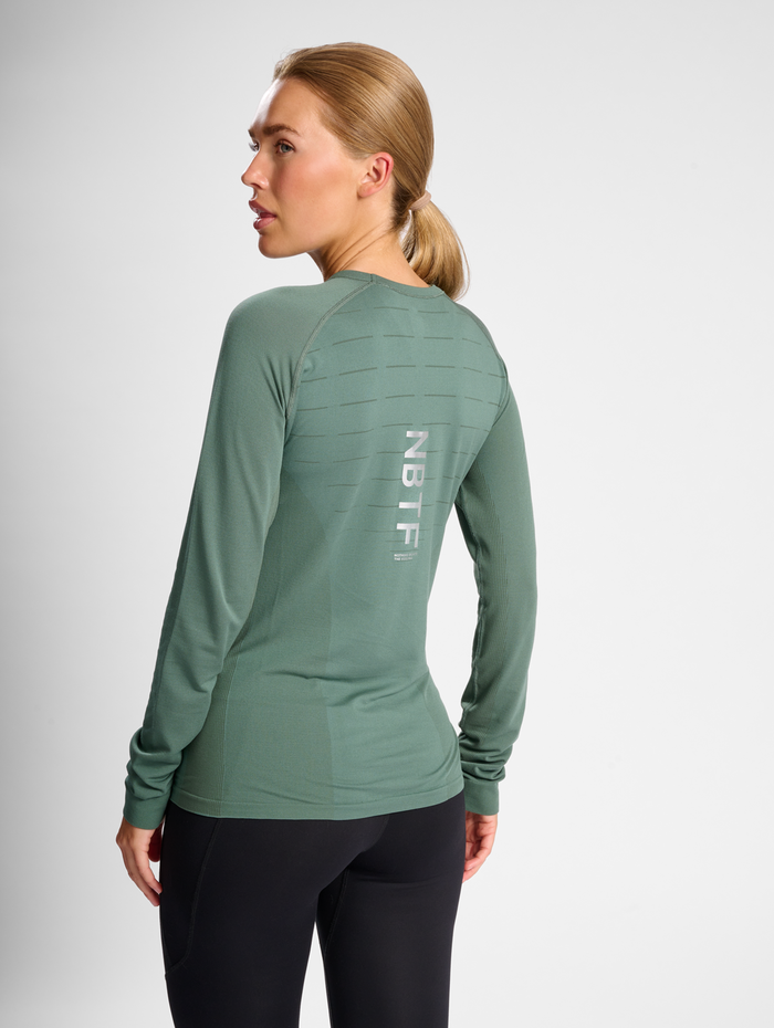 nwlPACE LS SEAMLESS WOMAN, LAUREL WREATH, model