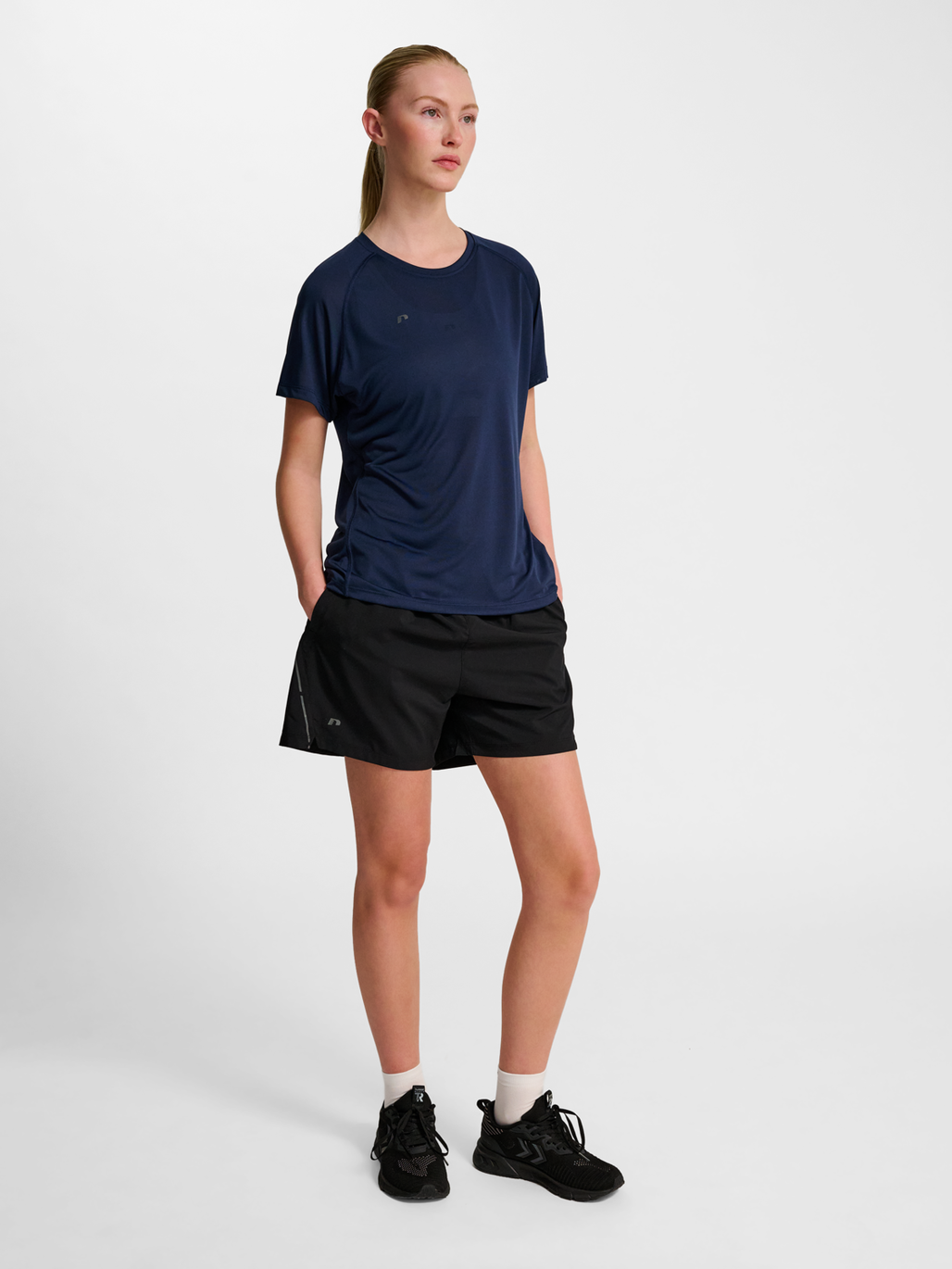 nwlBEAT W T-SHIRT, BLACK IRIS, model