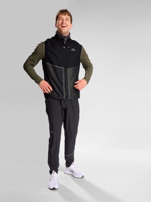 nwlPACE GILET, BLACK BELUGA AOP, model