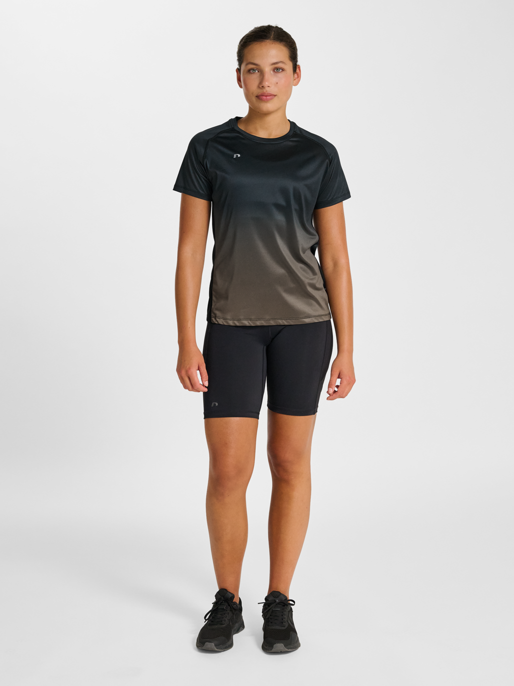nwlBEAT GRADIENT W T-SHIRT, BLACK IRIS, model