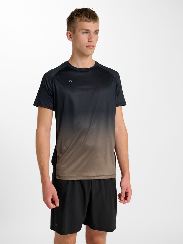 nwlBEAT GRADIENT T-SHIRT, BLACK IRIS, model