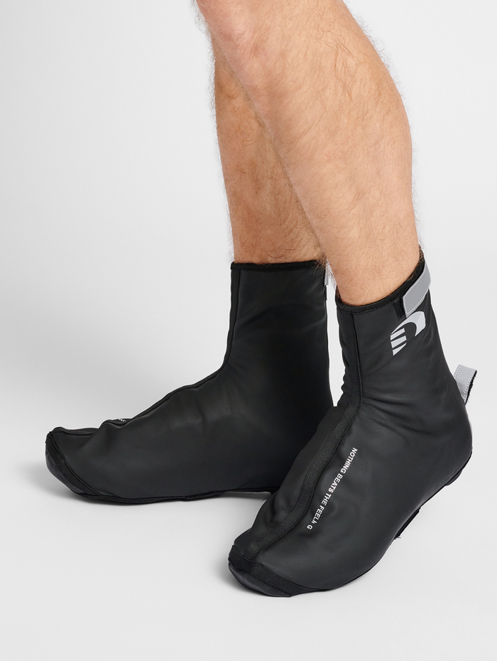 CORE RAIN SHOE COVER, BLACK, model