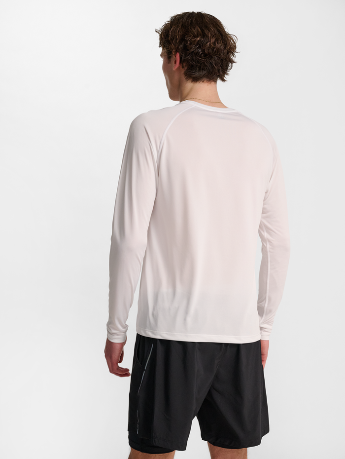 nwlBEAT T-SHIRT L/S, WHITE, model