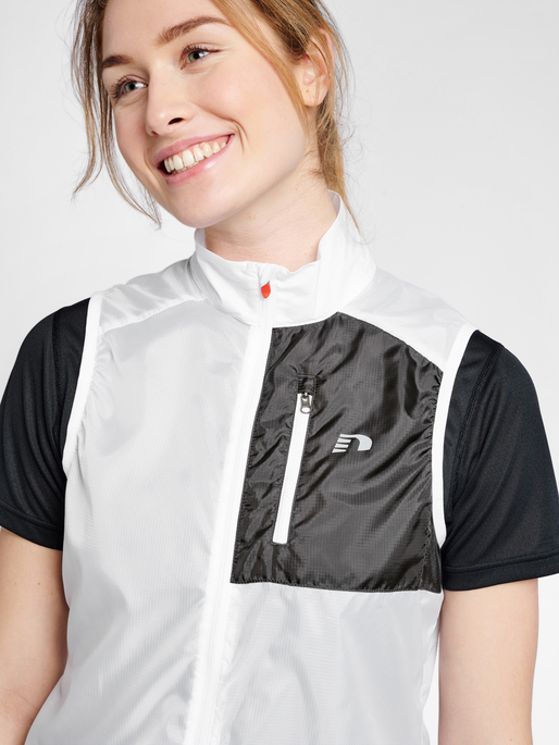 WOMEN PACKABLE TECH GILET, TRANSPARENT, model