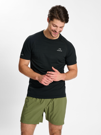 nwlRIVERSIDE SEAMLESS T-SHIRT S/S M, BLACK, model
