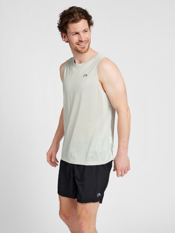 MEN RUNNING SINGLET, OYSTER MUSHROOM MELANGE, model