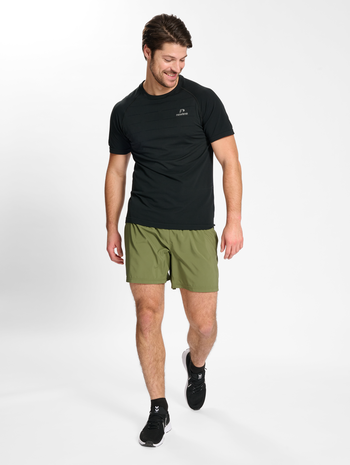 nwlRIVERSIDE SEAMLESS T-SHIRT S/S M, BLACK, model