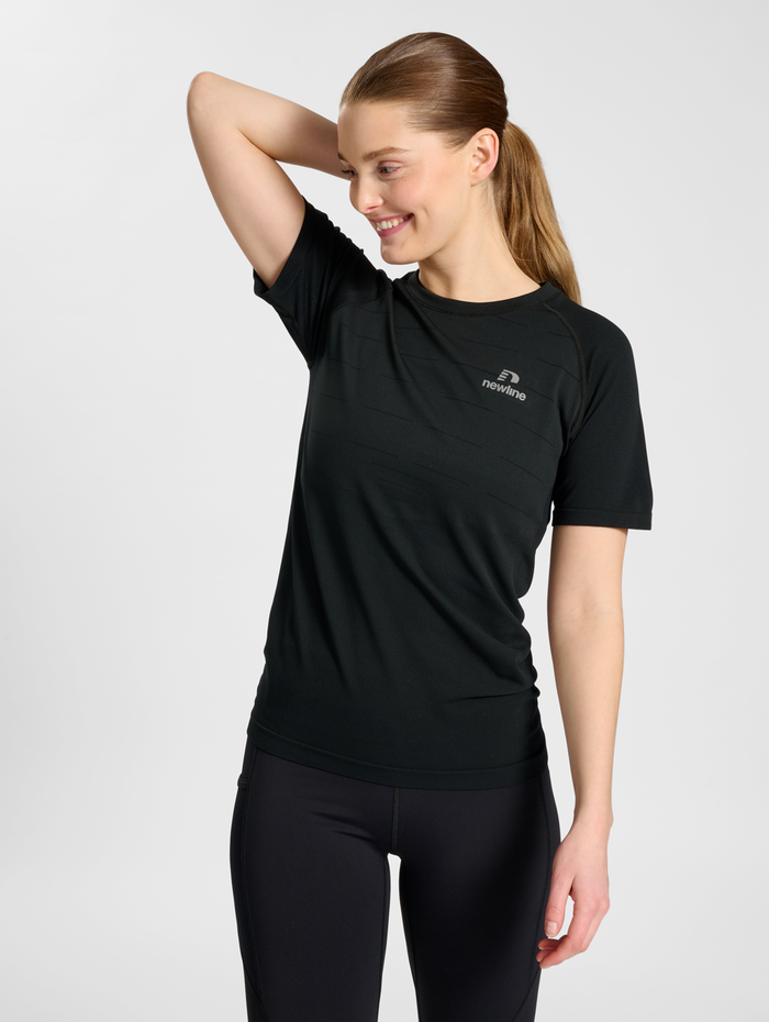nwlRIVERSIDE SEAMLESS T-SHIRT S/S W, BLACK, model