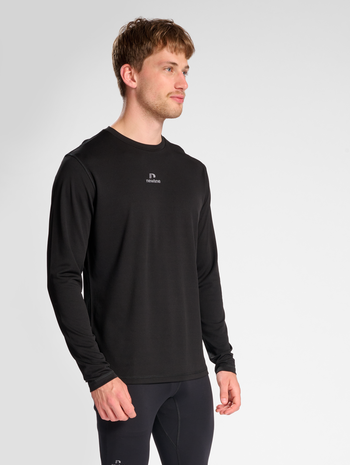 nwlBEAT POLY LS TEE, BLACK, model