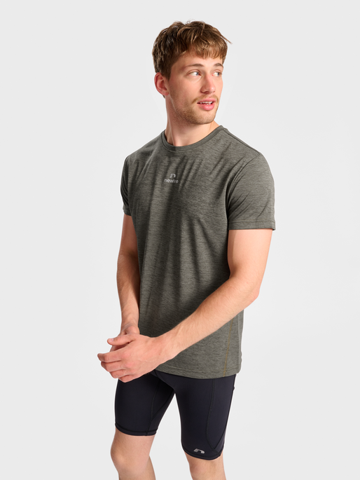 nwlPACE MELANGE TEE, BELUGA MELANGE, model